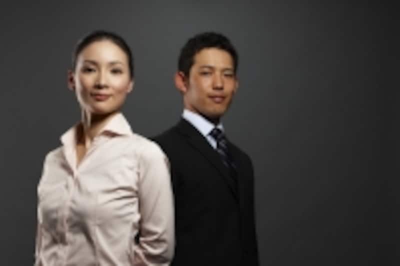 女性の背後にいる男性