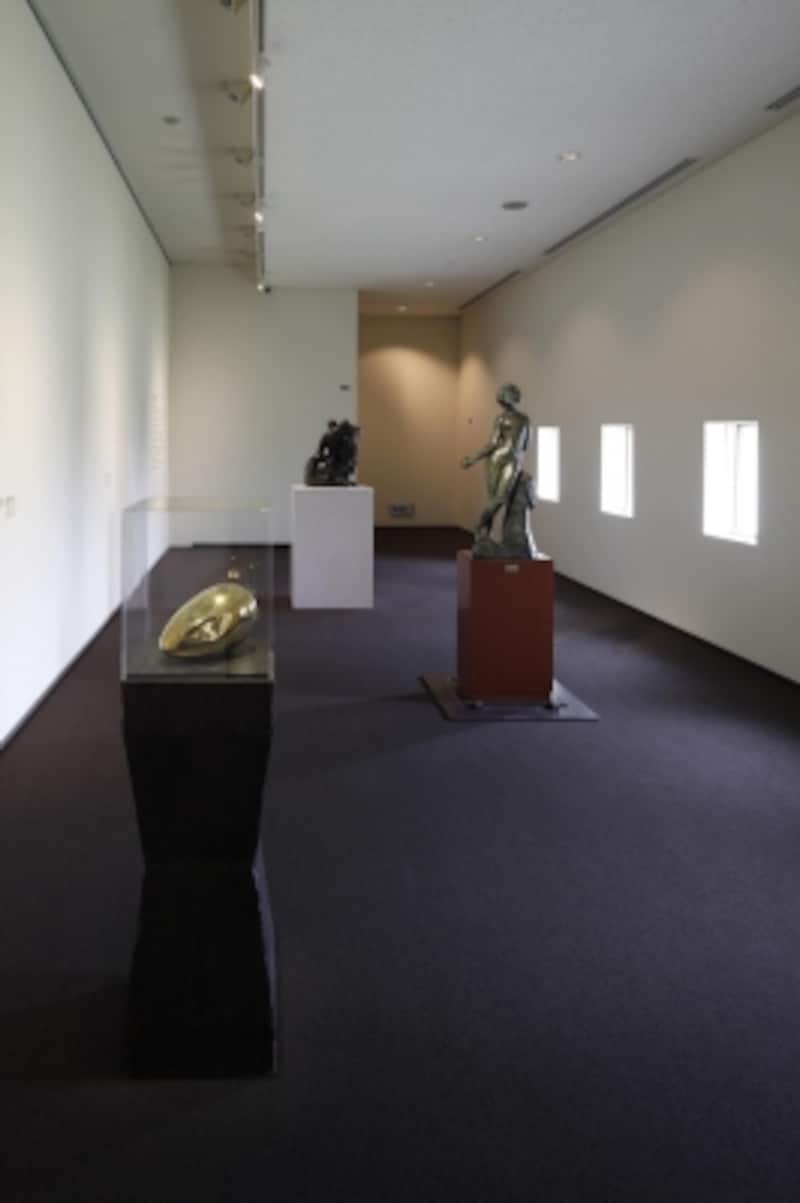 彫刻の部屋（103展示室）undefined展示風景undefined撮影：小川重雄undefined※写真は作品を正面から写したものです。