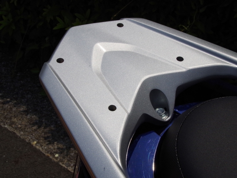 大型のリアキャリアが装着されているが穴位置が決まってしまっている