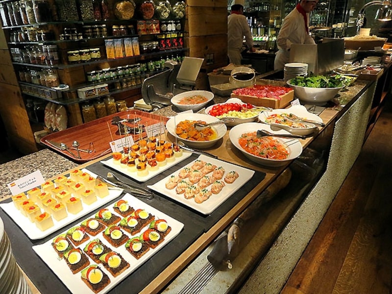 前菜のブッフェ台
