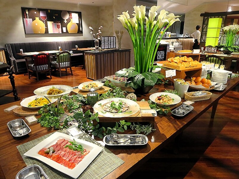 前菜とデザートのブッフェ台