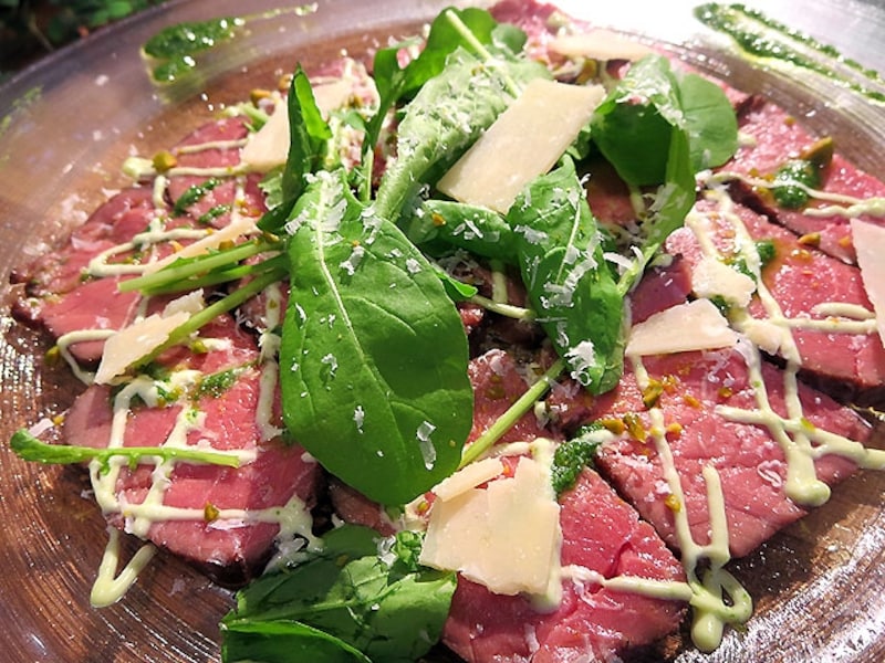 牛モモ肉のタリアータ ルッコラのソース