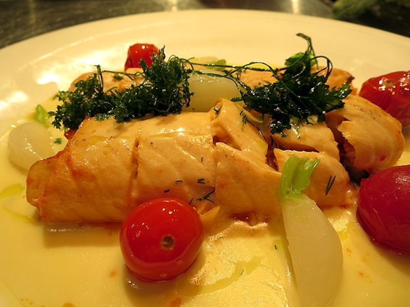 カポナータを巻いたサーモンのインボルティーニ