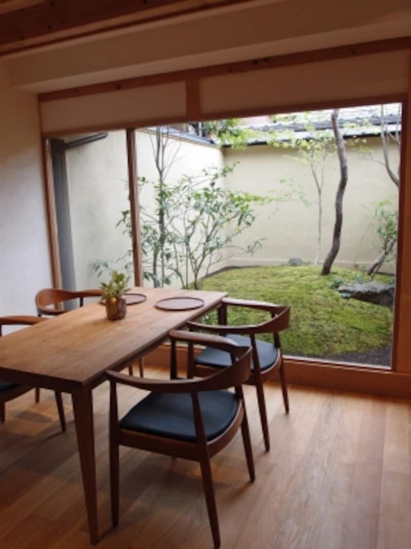 一階のテーブル席