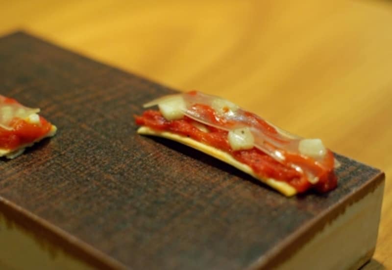 赤パプリカのロースト、アンチョビ、山羊チーズのコカ