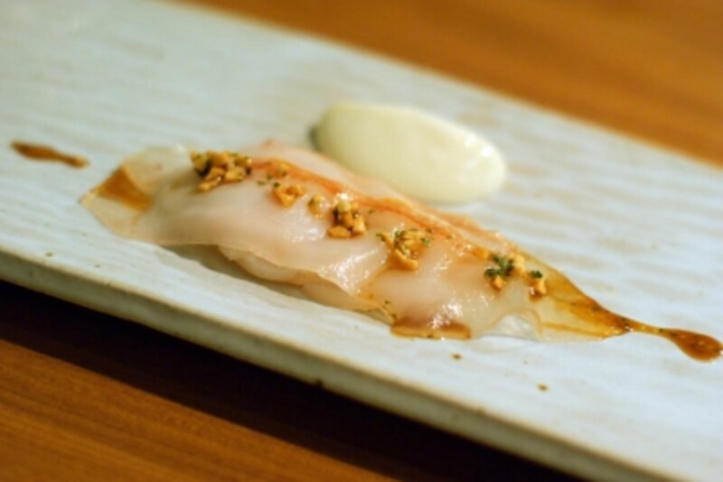 帆立貝・イベリコ豚首肉の生ハムのカルパッチョ、アーモンドビネガー風味