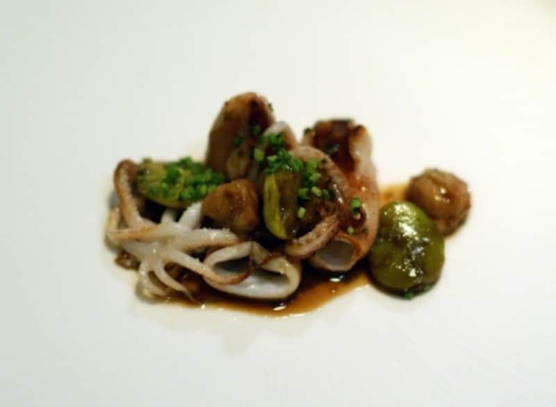 姫イカのプランチャ、リードヴォーと空豆のソース