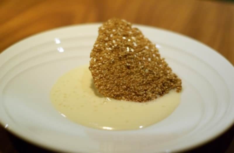 ライチのコンポートとカルダモン風味のクレマカタラナ、ゴマのクリスタル