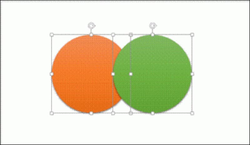 オレンジの円の図形をクリックし、「Shift」キーを押しながら緑の円の図形をクリック。「描画ツール」-「書式」タブの「重なり抽出」をクリックすると・・・