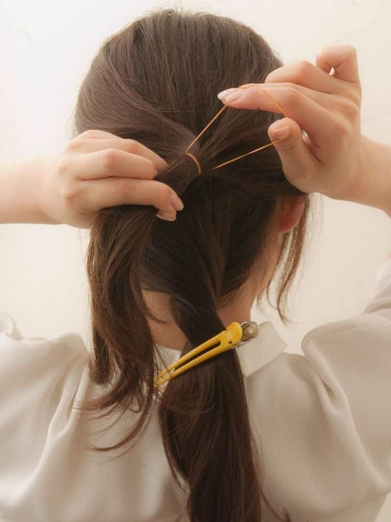 顔周りが浮かないように引っ張り気味に結ぶと良い