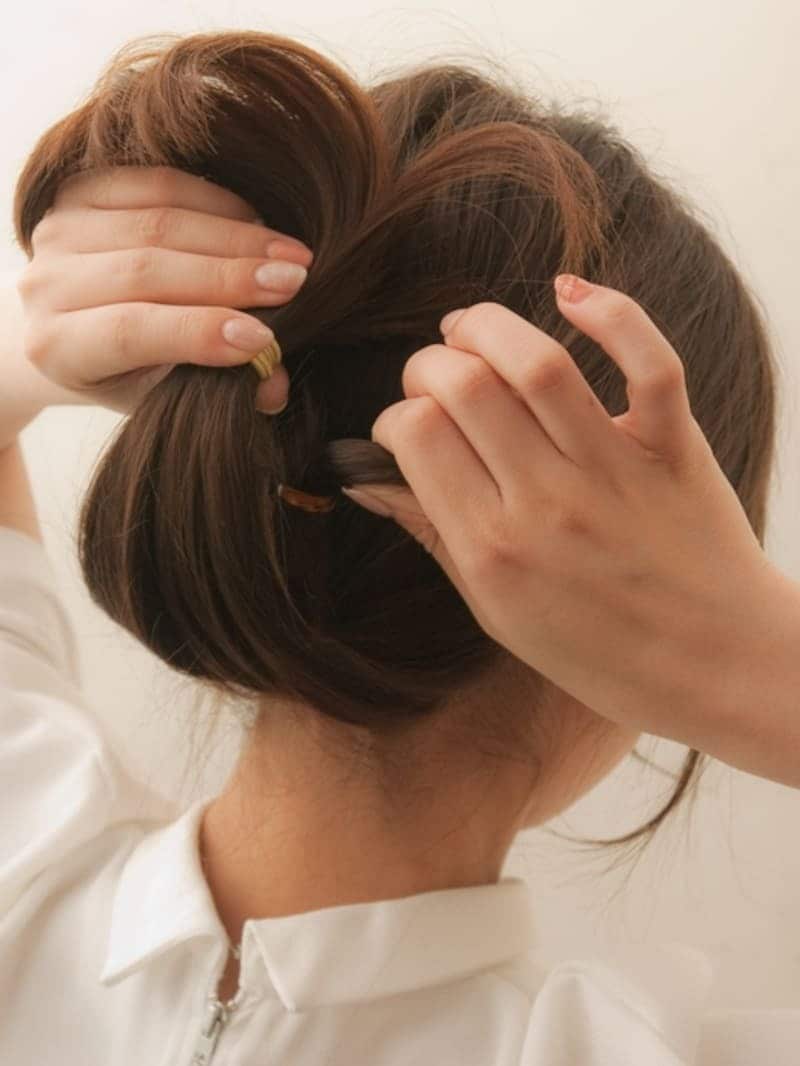 内側の髪が表面に見えてくるので、毛束がロール状になる