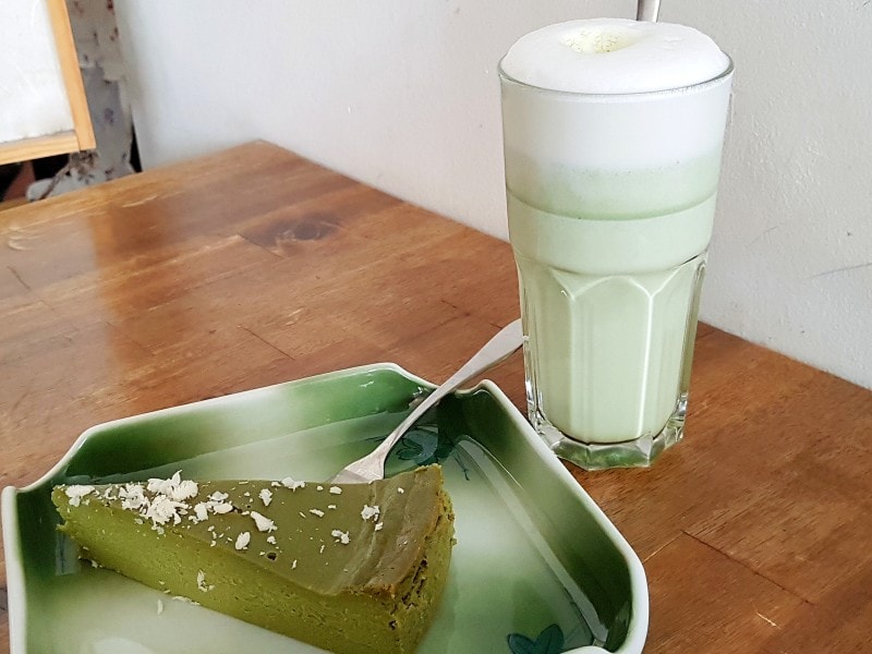 抹茶チーズケーキと抹茶ラテ