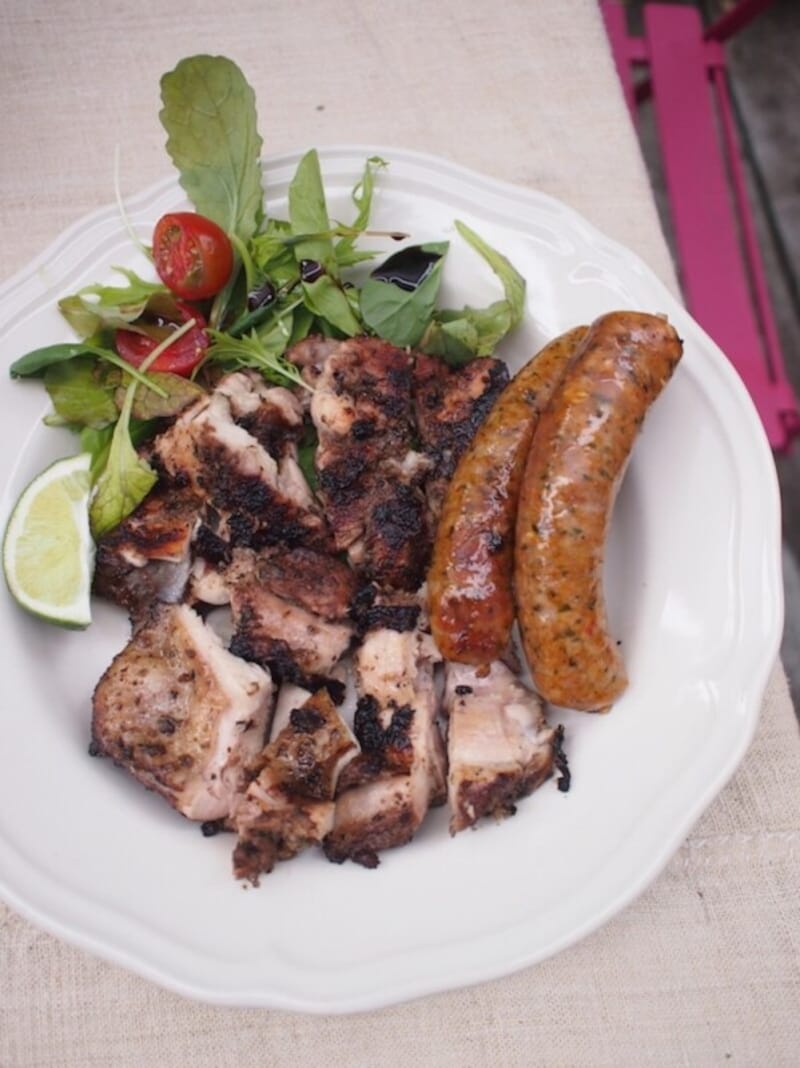 話題のジャークチキン。スパイシーなおいしさは癖になります