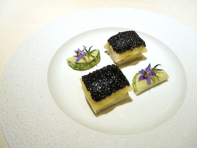 魚のムースをまとった甘鯛のヴァプール キャビア添え かぶのラメル 貝類と岩海苔の取り合わせ シトロン風味