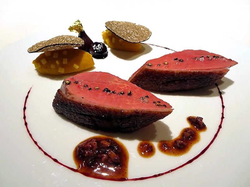 シャラン産鴨胸肉のロティ かぼちゃのピューレとレモンコンフィ 夏トリュフ添え ビーツのヴィネグレットでグラッセしたプティオニオン フォワ入りのソース