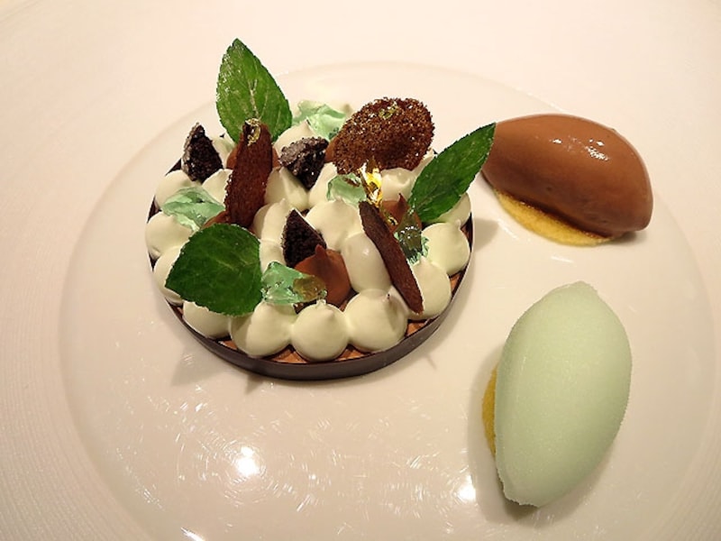 ミント風味のクレームと軽やかなガナッシュ カカオ豆のクルスティヤン 爽やかなミントとショコラのソルベ