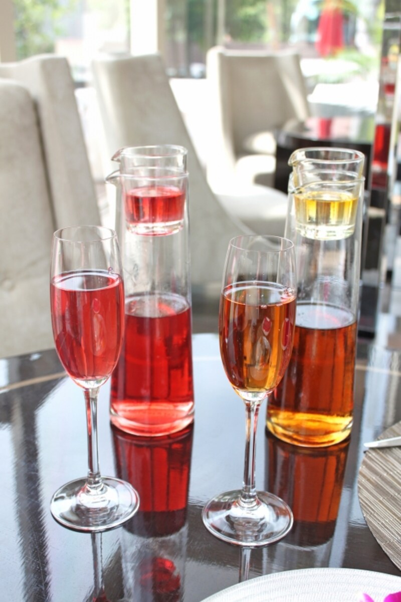 アイスティーはこんなおしゃれなカラフェに入れられてきます。上部はシロップです