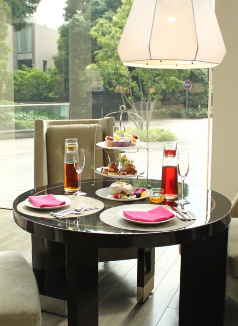 店内は、天井が高く気持ちいい。ガラス窓からは自然光が差し込み、庭の木々が目にもやさしい。ゆったりと腰かけられるチェア、テーブルも余裕をもった配置で窮屈さはありません