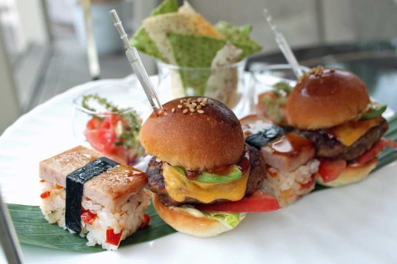 ジューシーで肉厚のハンバーグをサンドしたハワイアンスライダーも