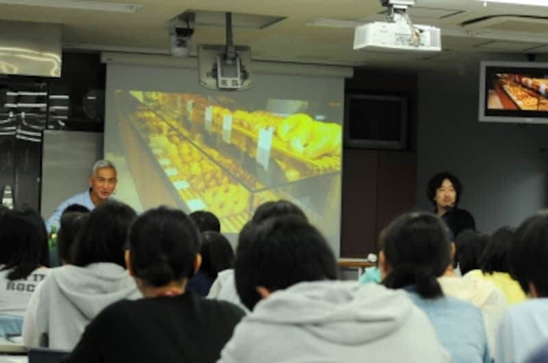 授業はインタビュー形式で行われた