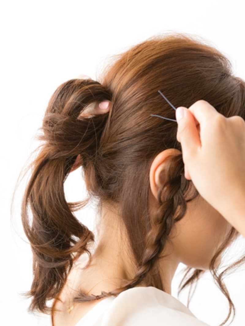 ひとつに結んで毛先をおだんごに