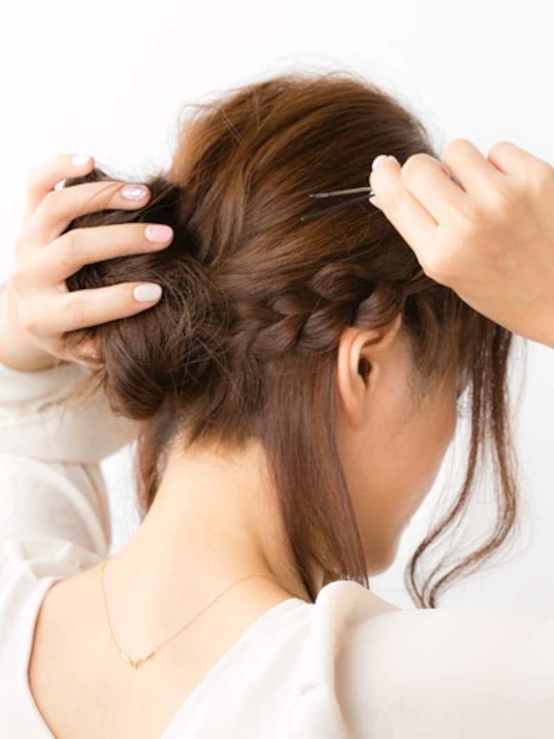 おだんごに三つ編みを巻きつける