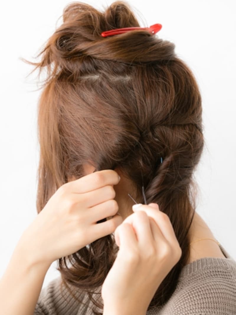 えり足、耳の高さの順にねじって固定