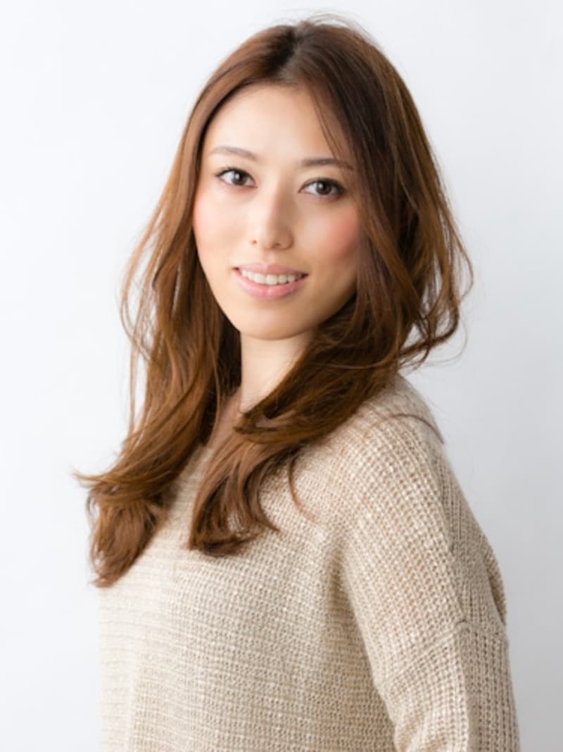 ゆるやかなパーマがかかったロングヘア