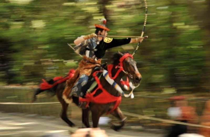 「鎌倉まつり」などで見られる「流鏑馬神事」(写真提供:鎌倉市観光協会)