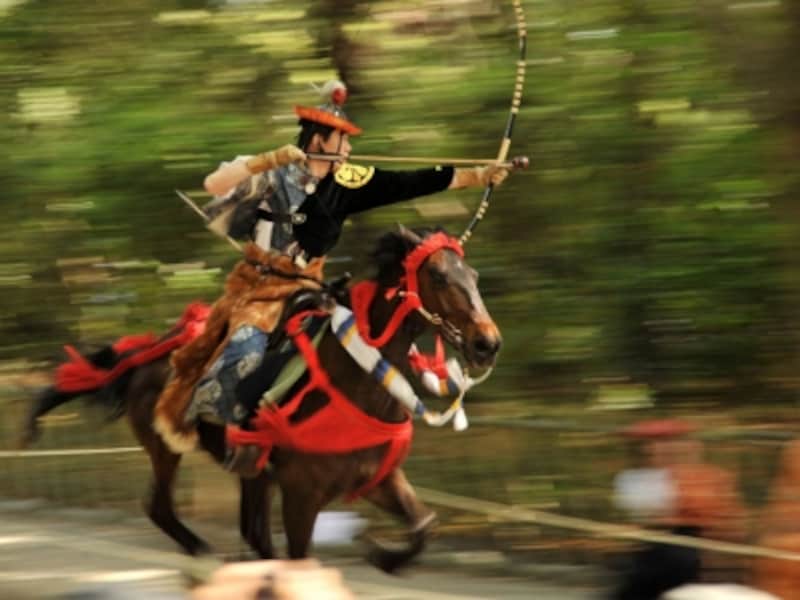 疾走する馬上から次々に矢で的を射落とす流鏑馬神事(写真提供:鎌倉市観光協会)