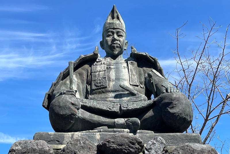 頼朝鎌倉入り800年を記念して建立された源氏山の源頼朝像
