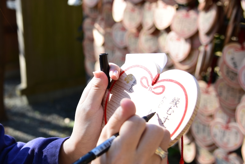 縁結びに御利益ありとされる葛原岡神社のハート型の絵馬