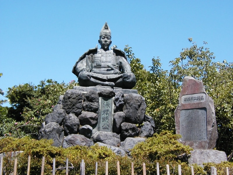 頼朝鎌倉入り800年を記念して建てられた、源氏山公園の源頼朝像