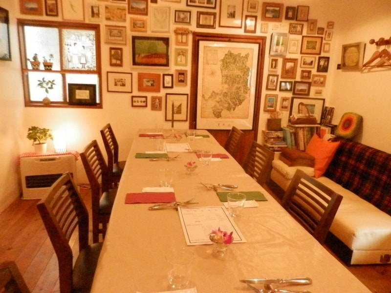 アートに彩られた店内