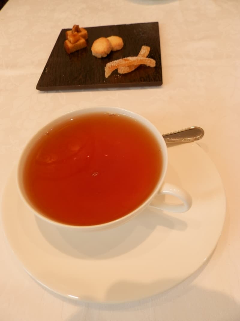 お茶とともにかわいらしいお菓子が