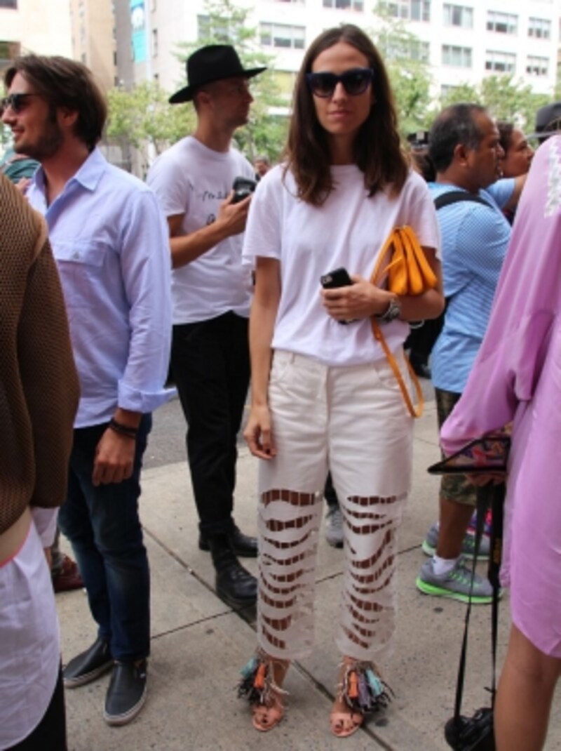 ｔシャツはもっといじれる 知らなかった着こなし新技 レディースファッション All About