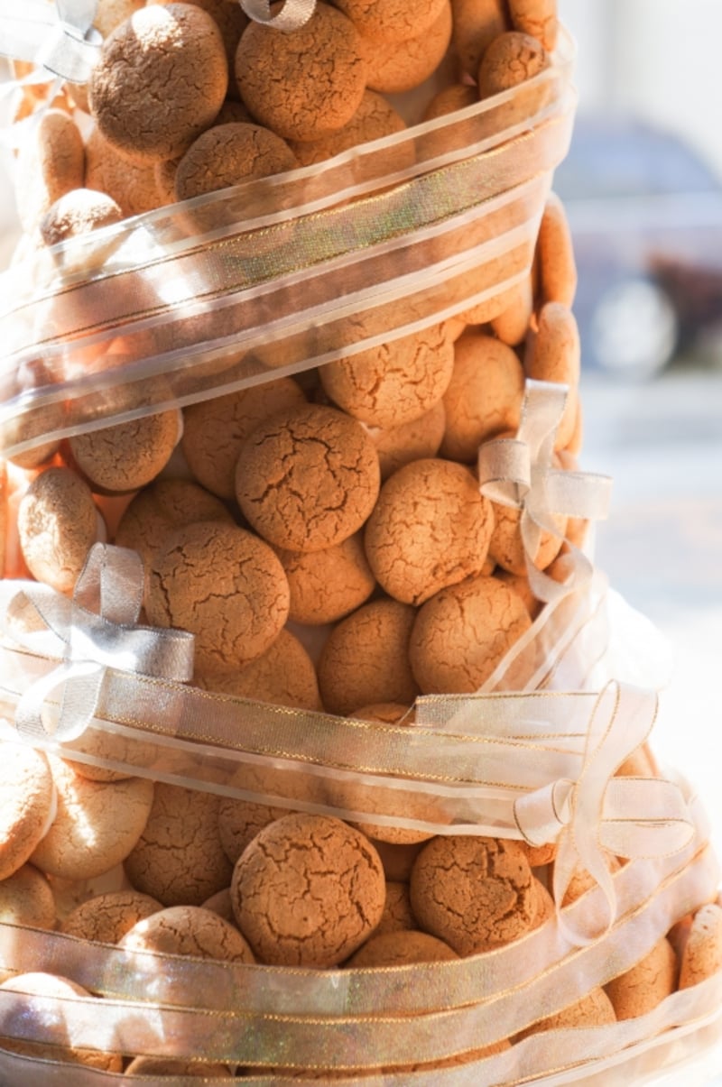 カラフルなマカロンパリジャンではなく、トラディショナルなマカロンのタワー。今後マカロンなどのお菓子も増やす予定。