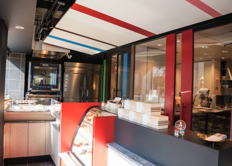 店内の装飾はパリ在住の建築家米川淳さんデザイン。バスク織をイメージ。ロゴにはバスク十字とも呼ばれる十字の1つ ラウブル（バスク語:Lauburu）をモチーフにしたもの。