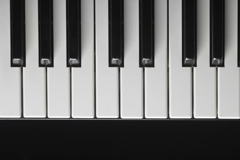 ピアノの鍵盤が「白黒」のワケ！全世界共通の理由は材質にあり？