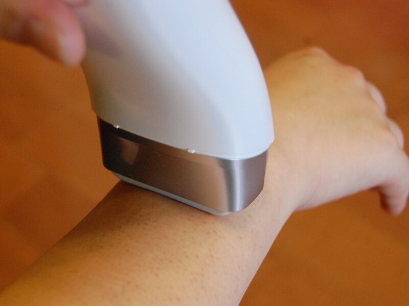 肌に垂直に当てるだけで自動的にフラッシュするので直感的に使える