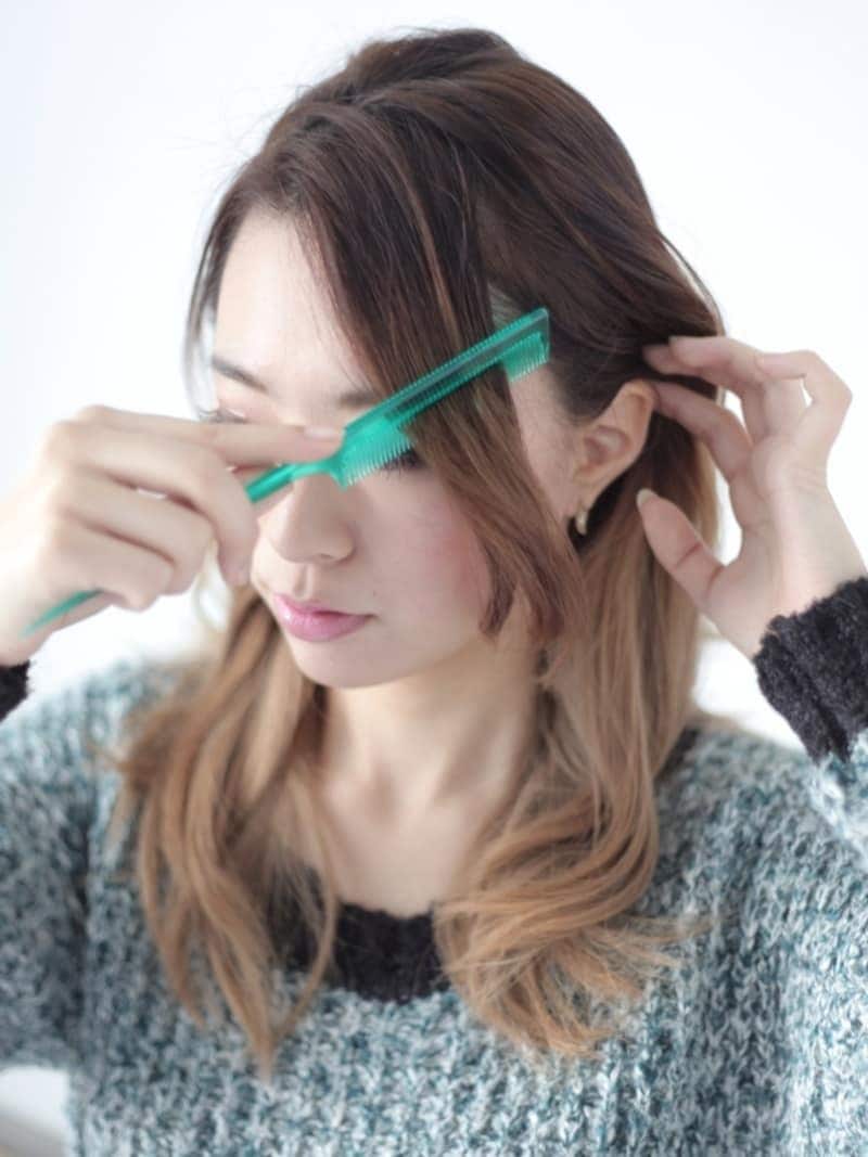 編み込む髪と下ろす髪を分けます