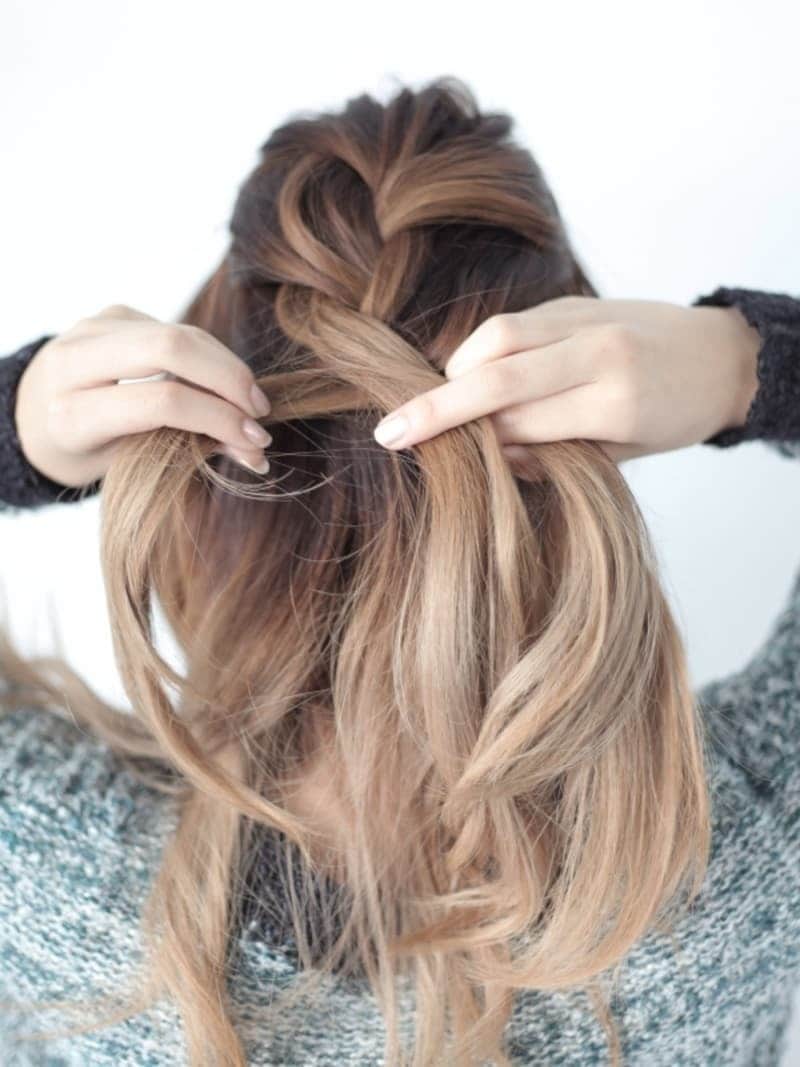 盆の窪まで編み込んでいきます