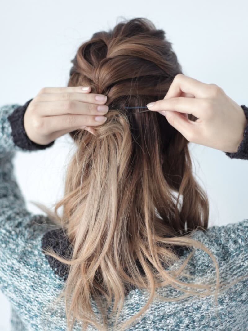 ピンで止めます