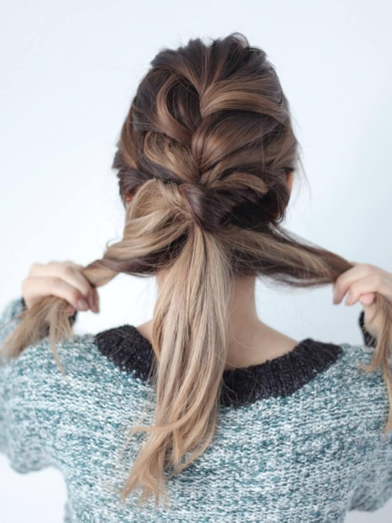 編み込んでいない髪を3本に分けます