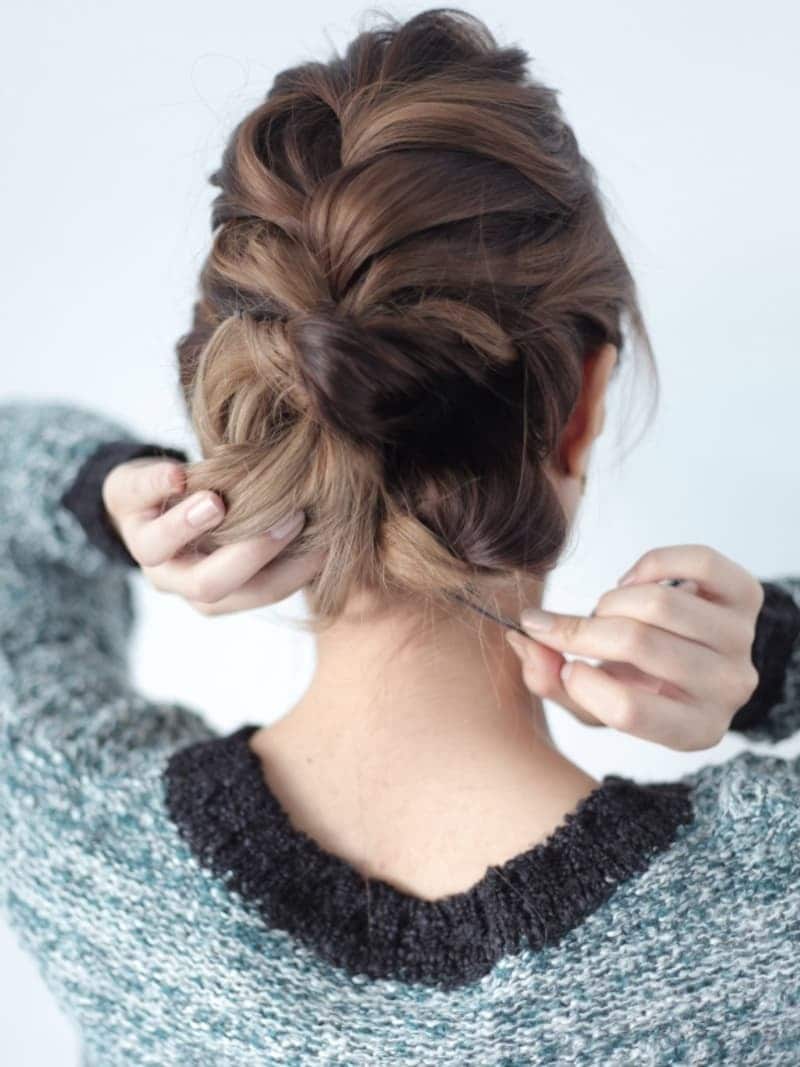 三つ編みを内側におってピンで留めます