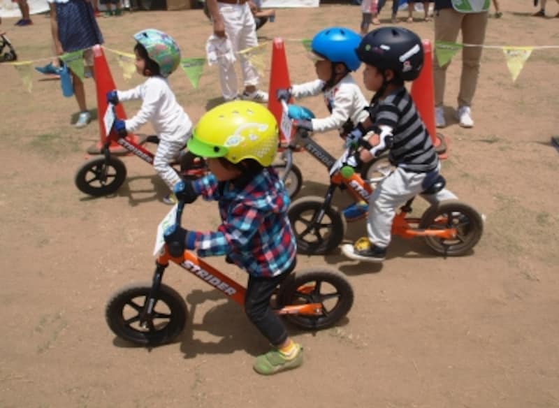 元気にストライダーを走らせる子どもたち