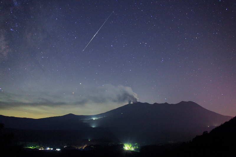 流れ星とは？一日に流れる個数や流星群について