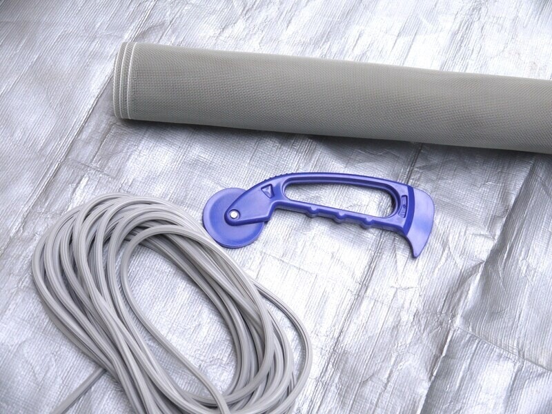 上から網戸、ローラー、押さえゴム