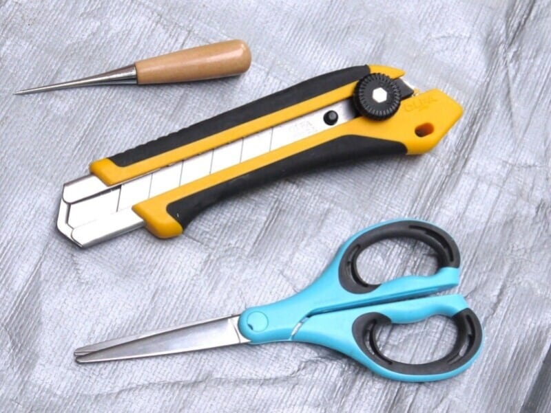 上から目打ち、カッター、はさみ