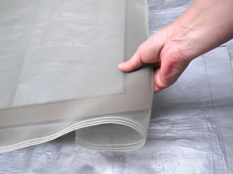 下側に網を巻きこみます